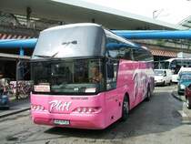 Neoplan des Bus-Unternehmens Plettl am K�lner Hbf.