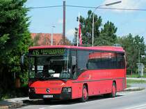 MB-Integro nimmt bei einer Haltestelle Fahrg�ste auf;100809