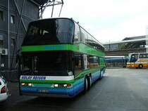 Neoplan Doppelstock mit 4 Achsen der Firma Kolay Reisen (T�rkei)
im K�lner Bbf.(01.09.2007)