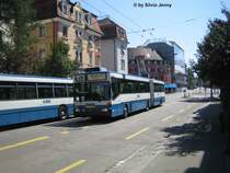 Mercedes O405GTZ Nr. 133 verl�sst am 26.8.07 den Klusplatz in Richtung Hardbr�cke - Morgental. Daneben steht ein MB O405N des Tramersatzverkehrs Klusplatz-Central.  