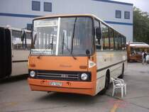 40 Jahre Betriebshof Spandau: Noch aus BVB Restbest�nden stammt Wagen 5027 (Ikarus) der BVG (auch noch mit BVG Kennzeichen).