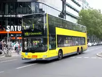 MAN Lion's City DD (Doppelstock) auf der Linie M19 nach S-Bahnhof Grunewald an der Haltestelle Charlottenburg Europa-Center.