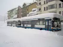 2 MB 405 (ex. VROG Oberes Glattal) abgestellt im tief verschneiten Airolo, 07.02.2009.
