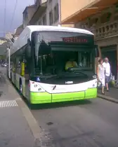 TOP AKTUELL: Hess Swisstrolley3 mit der neuen Lackierung in Neuch�tel (CH) am Pury-Platz. Wagen 133 des Verkehrsunternehmens  Transports Publics du Littoral Neuch�telois  auf der Linie 2/8 im August 2010.