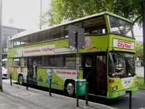 MAN SD 202 (Kfz-Kennzeichen K-CT 1164, Baujahr 1989) Fa Willms-Reisen-Touristik aus Neunkirchen-Seelscheid (Rhein-Sieg-Kreis), im Auftrag der Düsseldorf Marketing und Tourismus GmbH (Stadtrundfahrten). Der Bus gehörte ursprünglich der Berliner Verkehrsbetriebe (BVG) und trug die Wagennummer 3725 (Kfz-Kennzeichen B-V 3725). Dieses Fahrzeug wurde für eine größere Besucherzahl zusätzlich angemietet. Aufgenommen am 28.08.2010. Ort: Düsseldorf Hauptbahnhof.