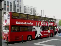 MAN SD 202 (Kfz-Kennzeichen D-MT 1658, Baujahr 1990) Fa Willms-Reisen-Touristik aus Neunkirchen-Seelscheid (Rhein-Sieg-Kreis), im Auftrag der Düsseldorf Marketing und Tourismus GmbH (Stadtrundfahrten). Der Bus gehörte ursprünglich der Berliner Verkehrsbetriebe (BVG) und trug die Wagennummer 3811 (Kfz-Kennzeichen B-V 3811). Aufgenommen am 28.08.2010. Ort: Düsseldorf Hauptbahnhof.