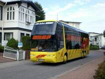 Neoplan Skyliner der Firma Graf Reisen nahe der Haltestelle Ahlbeck Bergstrae. 

