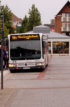 Der Wagen 0901 der Mbus am neuen Bussteig des neugestalteten Konstantinplatz in Mnchengladbach Giesenkirchen auf der Linie SB 4 im Einsatz. 2.9.2010