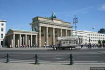 Bus zur Stadtrundfahrt am Brandenburger Tor in Berlin