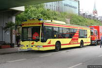 Bus der Hamburger Feuerwehr am S-Bahnhof Landungsbrcken.