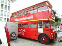 Londag, Bassersdorf ZH 31'484 U (ex Londonbus RM 720) am 15. Juli 2010 Thun, Waisenhausplatz (im Einsatz als Blutspendemobil)