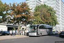 Ein Mercedes Benz Travego von Wrlitz Tourist ldt gerade seine Fahrgste am Berliner Ostbahnhof ab.