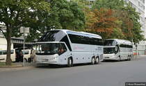 2 Neoplan Starliner von Wrlitz-Tourist am Berliner Ostbahnhof.