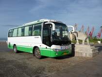 Treffen der Elefanten: Chinesischer Reisebus auf einem Hotelparkplatz.