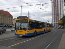Mercedes-Benz O 405 N (Niederflur-Stadtversion) auf der Linie 73 am Hauptbahnhof.