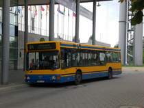 MAN Niederflurbus 1. Generation auf der Linie 84 nach BMW-Werk Zentralgebude an der Haltestelle Messegelnde.