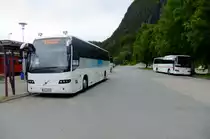 Auch in den nicht mehr zum Nordland geh�renden Grenzgebieten sind die typischen NordlandBuss-Fahrzeuge zu sehen. Sie gelangen zum Beispiel vom Nordl�nder R�nn�ysund zum in Trondelag gelegenen Bahnhof Grong, so zu sehen am 1.7.2010. Im Hintergrund ein Volvo 8700 vom  einheimischen  Tronder Bilene AS, im Einsatz zwischen Grong und Namdal. 