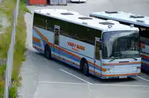 Ve�y Buss, in �ndalsnes beheimatet, f�hrt in erster Linie zwischen �ndalsnes, �lesund und Molde, aber auch auf diversen Nebenlinien. Tags�ber sind viele Fahrzeuge abgestellt, so auch dieses �ltere Volvo-Vehikel. Aufnahme am 3.7.2010. 