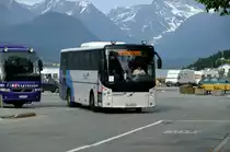 Fjord1, eine grosse Reederei in Westnorwegen, betreibt auch diverse touristische Buslinien in der Region. Eine davon f�hrt vom weltber�hmten Gejrangerfjord �ber die Trollstigen-Passstrasse nach �ndalsnes, Bergsteigerhauptstadt Norwegens. Der hier zu sehende Volvo/Vest hat sein Tagespensum erreicht und f�hrt nun zur Jugendherberge, wo Bus und Chauffeur die Nacht verbringen (Fjord1 hat weder Fahrzeuge noch Personal in �ndalsnes stationiert). 3.7.2010. 