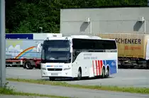 Die NorWay-Expresslinie zwischen �lesund/Molde und Oslo wird von Ve�y Buss aus �ndalsnes betrieben. Auch hier sind die allgegenw�rtigen Volvo 9700 im Einsatz, eines der Fahrzeuge wartet beim Depot in Norwegens Bergsteiger-Hauptstadt �ndalsnes auf den n�chsten Einsatz. 3.7.2010. 