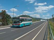 MB O407 des BRN BUSVERKEHR RHEIN-NECKAR in Heppenheim mit der Starkenburg im Hintergrund
