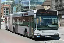 Hochbahn 7853 (HH HN 2883) macht Werbung f�r Dumrath und Fassnacht.
Hamburg HBF, 17.6.2010. 