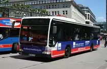 Hochbahn 6916 (HH HN 2976) macht Werbung f�r VWA.
Hamburg Rathausmarkt, 17.6.2010.