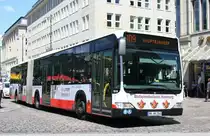 Hochbahn 7818 (HH HN 2848) macht Werbung f�r den Blutspendedienst Hamburg.
Hamburg Rathausmarkt, 17.6.2010.