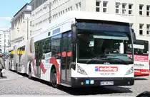 Hochbahn 8710 (HH HN 2790) macht Werbung f�r Edding.
Hamburg Rathausmarkt, 17.6.2010.