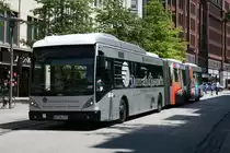 Hochbahn 8711 (HH HN 2791) macht Werbung f�r Dumrath und Fassnacht.
Hamburg Rathausmarkt, 17.6.2010.