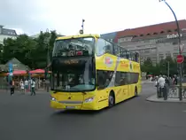 Volvo-Doppeldecker Sightseeing-Bus am U-Bahnhof Wittenbergplatz.