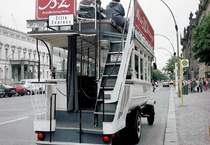 Berlin 1994, Historischer Mercedes-BenZ der BVG  Unter den Linden.  