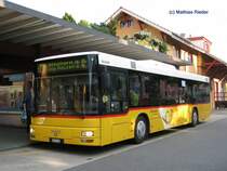 MAN- Postauto wartet in Langnau a. A. den Anschluss der SZU ab, und setzt die Reise danach weiter.