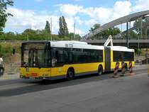 MAN Niederflurbus 2. Generation auf der Linie M27 am S+U Bahnhof Pankow.