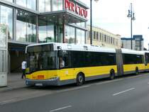 Solaris Urbino auf der Linie M21 nach Rosenthal Uhlandstrae am U-Bahnhof Kurt-Schumacher-Platz.