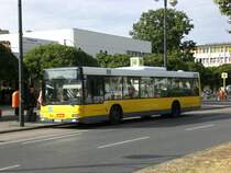 MAN Niederflurbus 2. Generation auf der Linie 122 am U-Bahnhof Kurt-Schumacher-Platz.