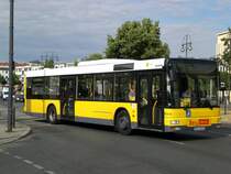 MAN Niederflurbus 2. Generation auf der Linie 221 nach U-Bahnhof Leopoldplatz am U-Bahnhof Kurt-Schumacher-Platz.