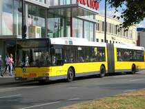 MAN Niederflurbus 2. Generation auf der Linie X21 nach Mrkisches Viertel Quickborner Strae am U-Bahnhof Kurt-Schumacher-Platz.