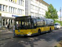 MAN Niederflurbus 2. Generation auf der Linie 221 nach Mrkisches Viertel Wilhemsruher Damm am U-Bahnhof Kurt-Schumacher-Platz.
