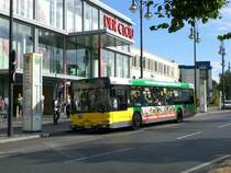 MAN Niederflurbus 2. Generation auf der Linie 221 nach Mrkisches Viertel Wilhemsruher Damm am U-Bahnhof Kurt-Schumacher-Platz.