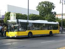 MAN Niederflurbus 2. Generation auf der Linie 128 nach Flughafen Tegel am U-Bahnhof Kurt-Schumacher-Platz.