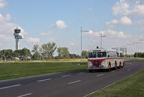 Anllich  100 Jahre Straenbahn in Schkeuditz  wurden auch Rundfahrten zum Flughafen mit einem historischen Omnibus angeboten, 19.09.2010. 