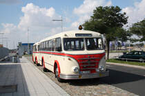 Whrend die Fahrgste auf der Besucherterrasse Flugzeuge gucken, wartet der H6B aus Halle am 19.09.2010 am Terminal A des Leipziger Flughafens auf die Rckfahrt.
