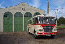 Anllich des Jubilums  100 Jahre Straenbahn in Schkeuditz  war auch der Ikarus 630 der Halleschen Straenbahnfreunde zu Gast. Hier steht er am Morgen des 18.09.2010 vor dem bereits 101 Jahre alten Straenbahndepot.