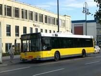 MAN Niederflurbus 2. Generation auf der Linie 128 nach U-Bahnhof Osloer Strae am U-Bahnhof Kurt-Schumacher-Platz.