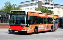 Hochbahn 2312 (HH HN 2312) macht Werbung fr ILS.
Hamburg Altona Bahnhof, 17.6.2010.