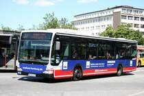 Hochbahn 6916 (HH HN 2976) macht Werbung fr VWA.
Hamburg Altona Bahnhof, 17.6.2010.