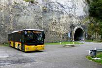 Am Passwang wird an Sommerwochenenden ein Stundentakt mit Niederflurbussen angeboten. Zum Einsatz kommt je ein Fahrzeug aus Laufen und Balsthal. Ab letzterem Standort kommt auf den schwcher frequentierten Mittagskursen ein Lion's City zum Einsatz, am 26.9.2010 Wagen SO 149'610 (2009), aufgenommen beim Scheiteltunnel. 