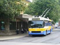 Trolleybus Nr 111 ( NAW -Hess -Siemens Bt 5-25  ) bei der Ausfahrt von der Haltestele vor dem SBB Bahnhof in La Chaux de Fonds am 07.09.2007