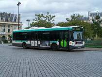 Scania Omnicity Solobus Nr 9329 der Linie 64, an der Haltestelle  Place d'Italie  am 02/10/10.